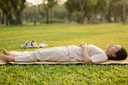 Đi chân trần chữa lành: 15 phút chạm đất giúp ngủ ngon